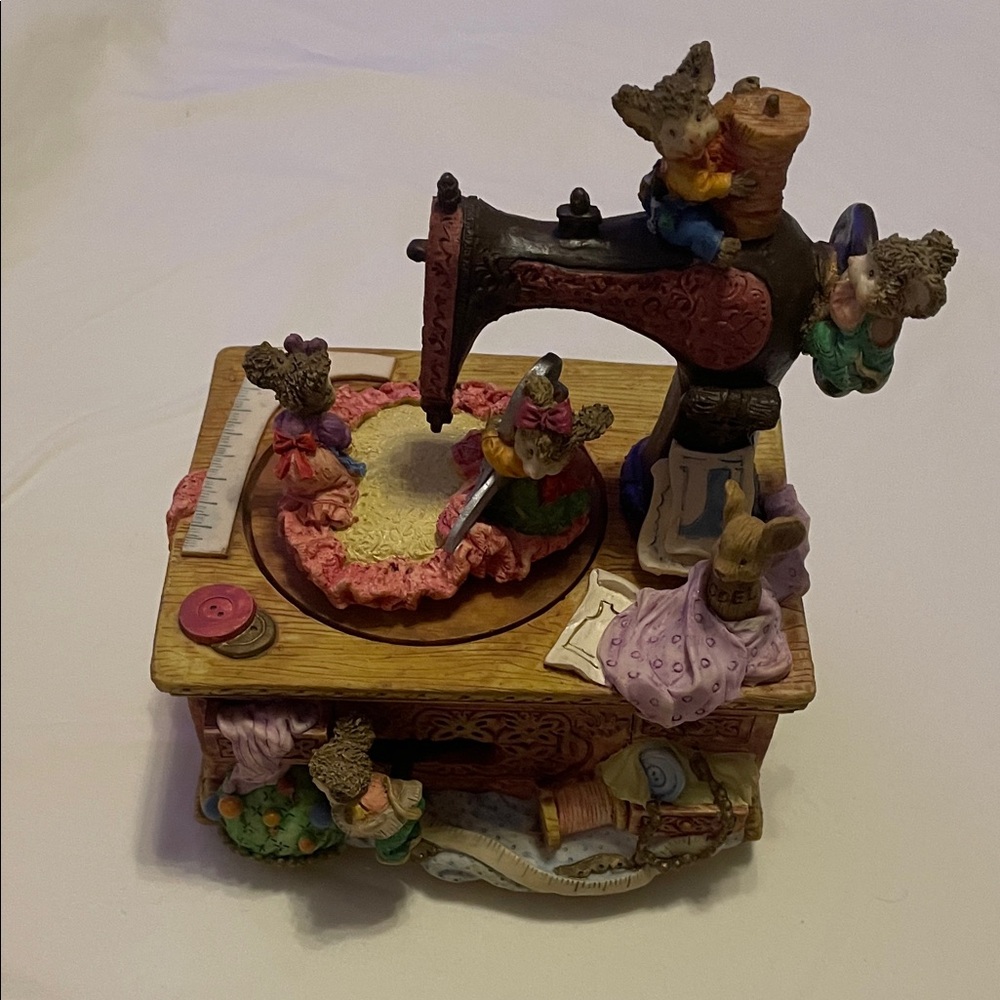Charming Mouse Sewing Machine music player, the mouse spins around